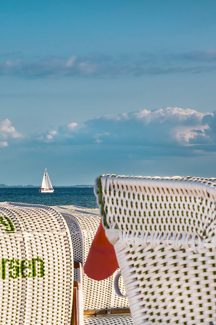 Strand mit Strandkörben und Segelboot, Grömitz, Lübecker Bucht, Ostsee, Schleswig-Holstein, Deutschland