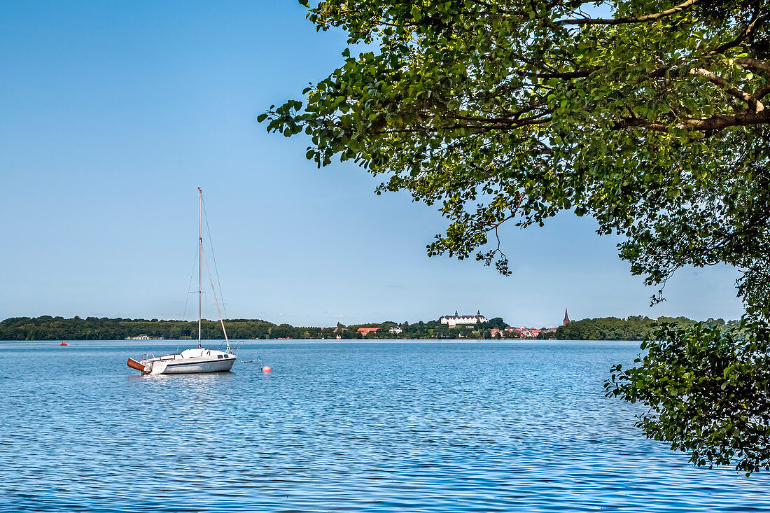 View across lake Ploen towards Ploen castle, Ploen, Holsteinische Schweiz, Baltic coast, Schleswig-Holstein, Germany