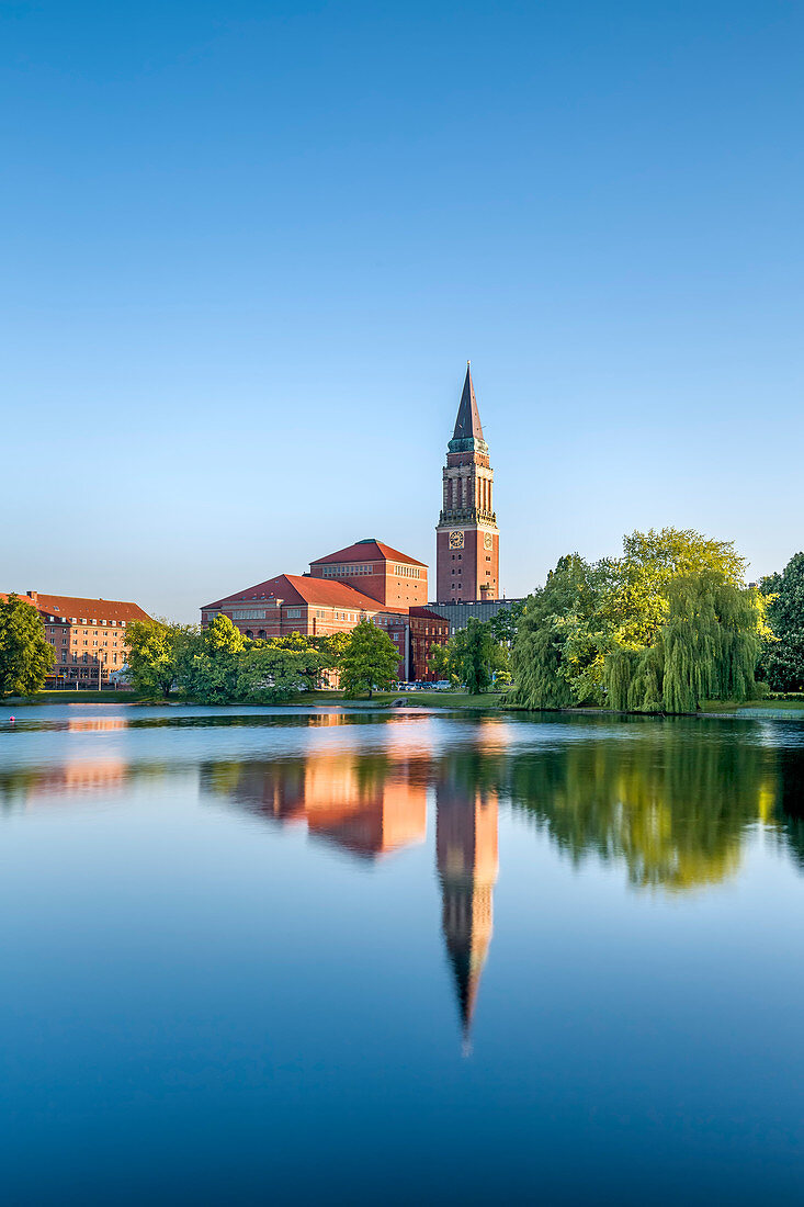 Blick über den Kleinen Kiel auf Rathaus und Oper, Kiel, Kieler Förde, Ostsee, Schleswig-Holstein, Deutschland