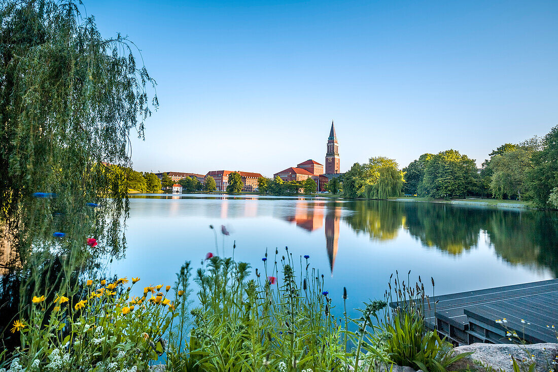 Blick über den Kleinen Kiel auf Rathaus und Oper, Kiel, Kieler Förde, Ostsee, Schleswig-Holstein, Deutschland