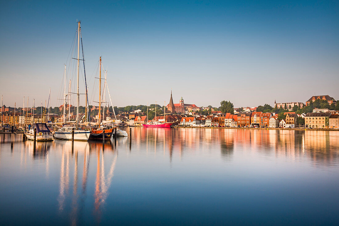 Blick über die Förde auf die Innenstadt, Flensburg, Flensburger Förde, Ostsee, Schleswig-Holstein, Deutschland