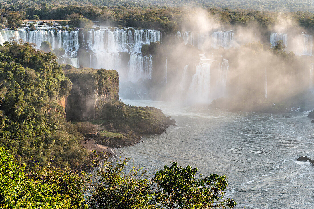 Blick auf die Iguazu-Wasserfälle von der brasilianischen Seite, UNESCO-Weltkulturerbe, Foz do Iguacu, Bundesstaat Parana, Brasilien, Südamerika