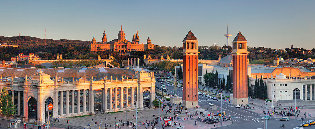 Blick über die Placa d'Espanya (Placa de Espana) nach Palau Nacional (Katalanische Kunstmetropole), Barcelona, ??Katalonien, Spanien, Europa