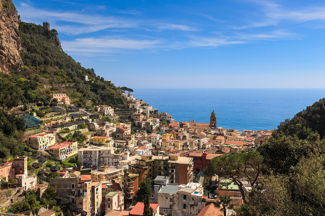 Amalfi und Torre dello Ziro, erhöhte Ansicht von Pontonein Frühling, Amalfiküste, UNESCO-Welterbestätte, Kampanien, Italien, Europa