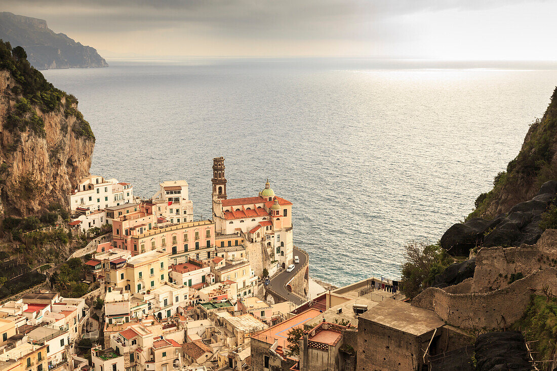 Atrani, erhöhte Ansicht der Kirche, Küstenstraße und nebelhaftes Meer, Amalfiküste, UNESCO-Welterbestätte, Kampanien, Italien, Europa