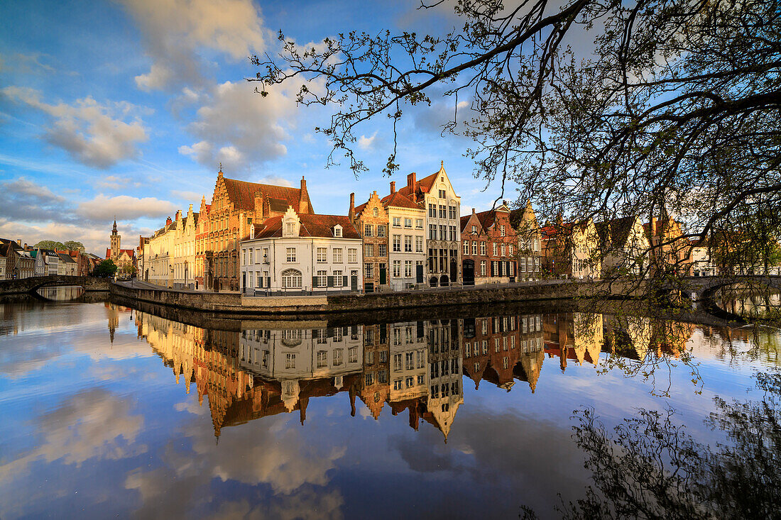 Rosa Wolken im Morgengrauen auf dem Glockenturm und historischen Gebäuden im typischen Kanal, Brügge, Westflandern, Belgien, Europa