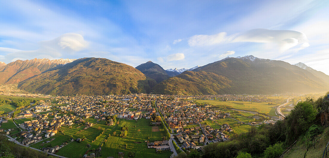 Panorama der Stadt Morbegno bei Sonnenuntergang, Provinz Sondrio, Valtellina, Lombardei, Italien, Europa