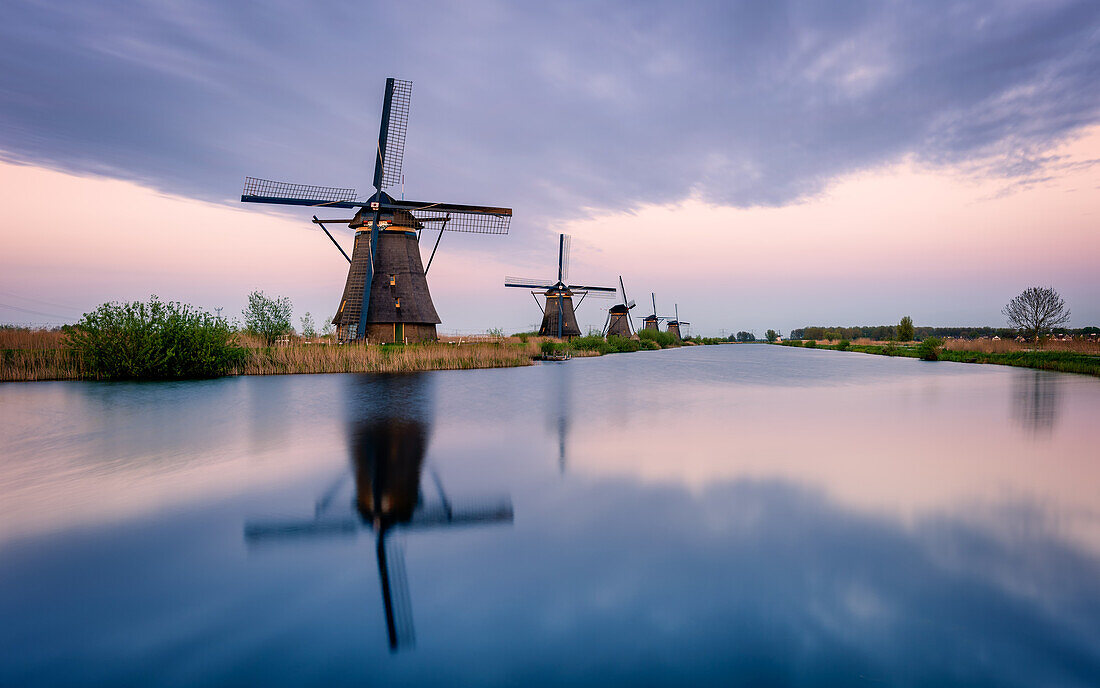 Windmühlen und Reflexionen, Kinderdijk, UNESCO Weltkulturerbe, Niederlande, Europa