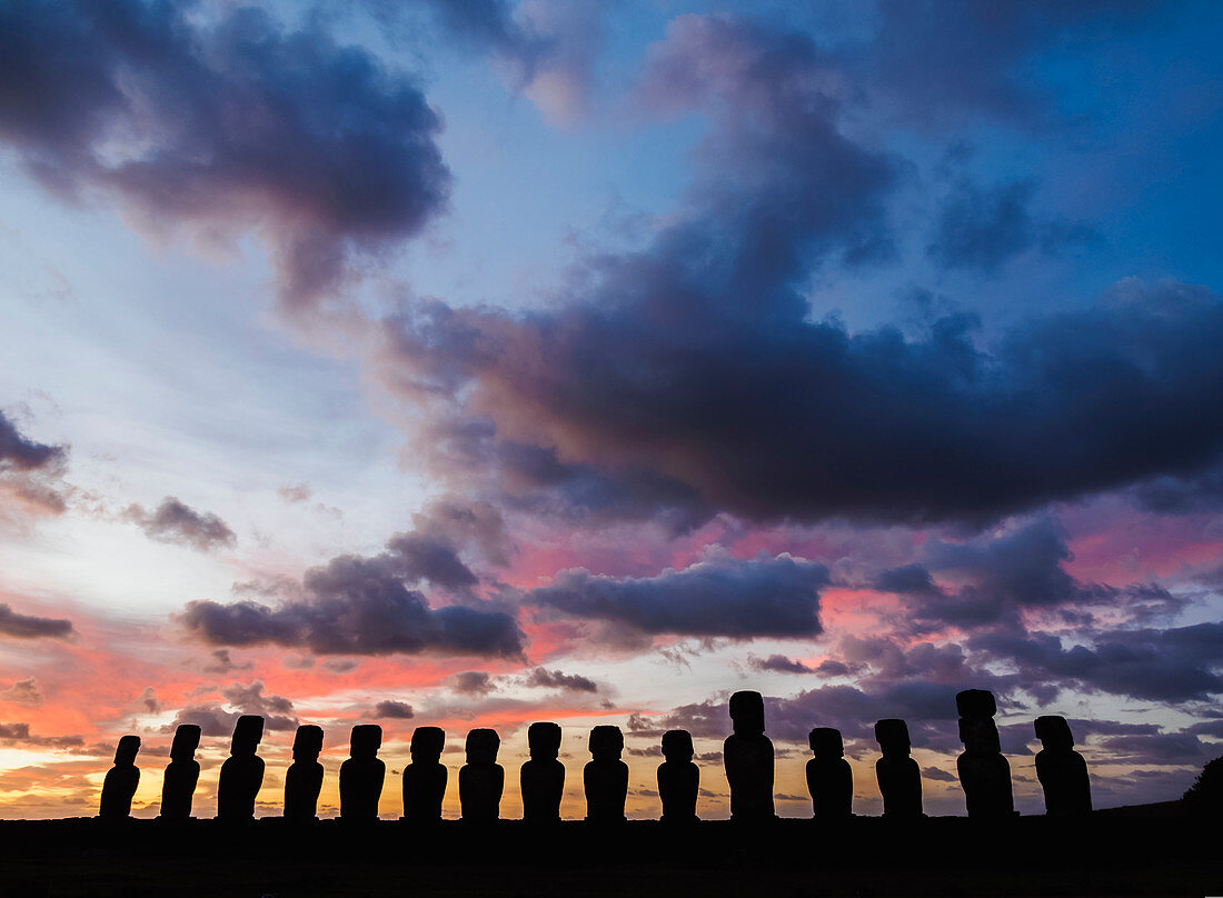 Moais in Ahu Tongariki bei Sonnenaufgang, Nationalpark Rapa Nui, UNESCO-Weltkulturerbe, Osterinsel, Chile, Südamerika