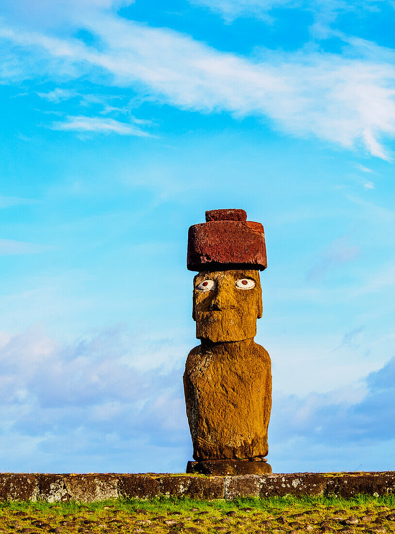 Moai in Ahu Ko Te Riku, Archäologischer Komplex Tahai, Nationalpark Rapa Nui, UNESCO-Weltkulturerbe, Osterinsel, Chile, Südamerika