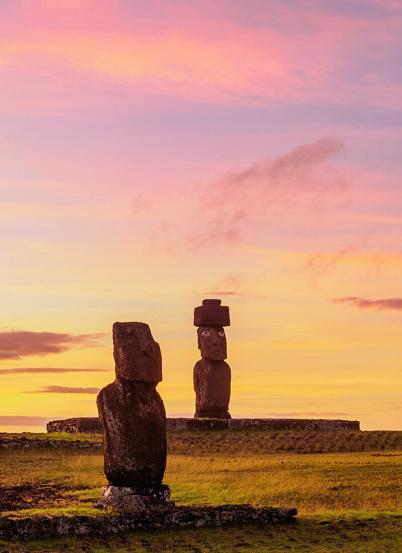 Moais im archäologischen Komplex Tahai bei Sonnenuntergang, Nationalpark Rapa Nui, UNESCO-Weltkulturerbe, Osterinsel, Chile, Südamerika