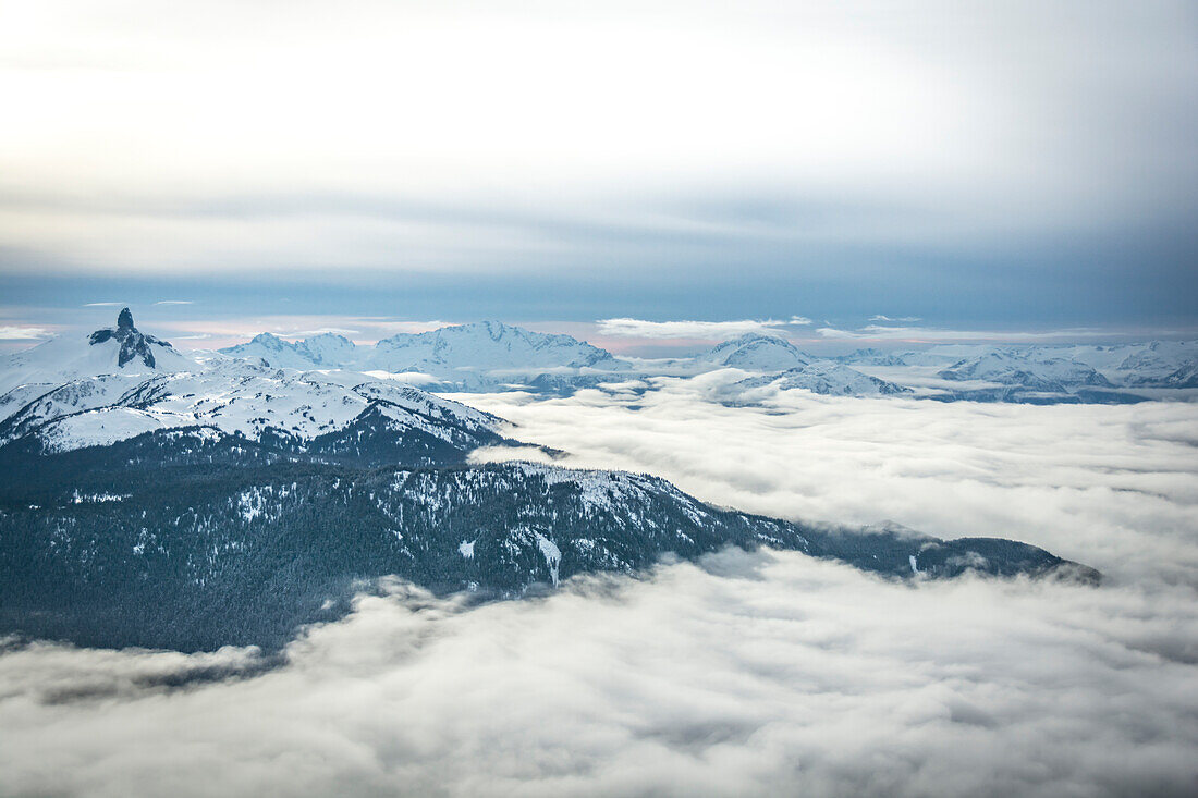 Weitwinkel-Blick auf Black Tusk von der Spitze des Whistler Mountain, British Columbia, Kanada, Nordamerika