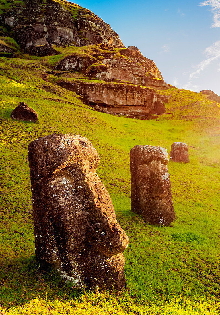 Moais im Steinbruch am Hang des Vulkans Rano Raraku, Nationalpark Rapa Nui, UNESCO-Weltkulturerbe, Osterinsel, Chile, Südamerika