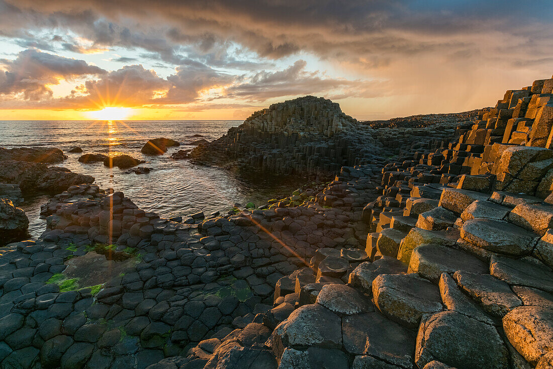 Giants Causeway bei Sonnenuntergang, UNESCO Weltkulturerbe, County Antrim, Ulster, Nordirland, Großbritannien, Europa