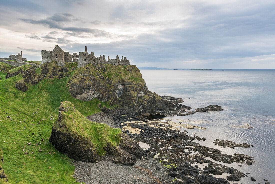 Dunluce Castle Ruinen, Bushmills, County Antrim, Ulster, Nordirland, Großbritannien, Europa