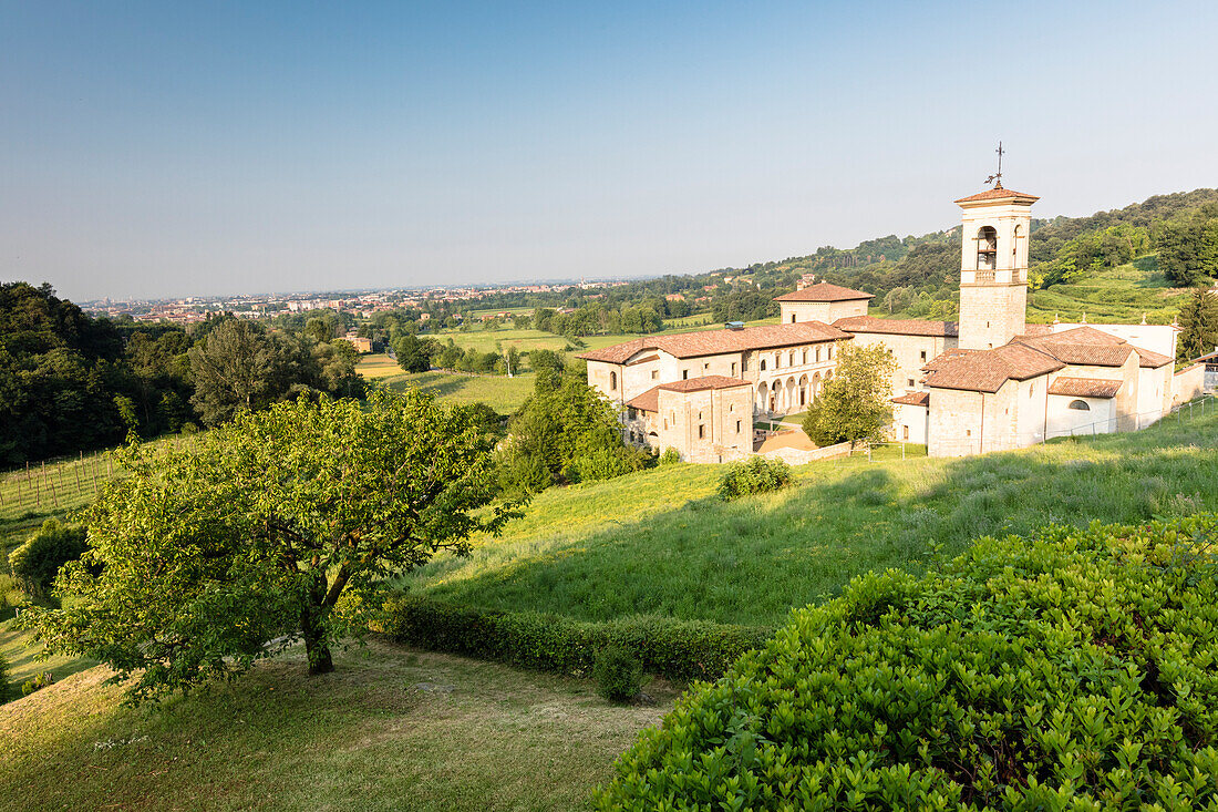 Das alte Kloster von Astino, umgeben von grünen Hügeln, Longuelo, Provinz Bergamo, Lombardei, Italien, Europa