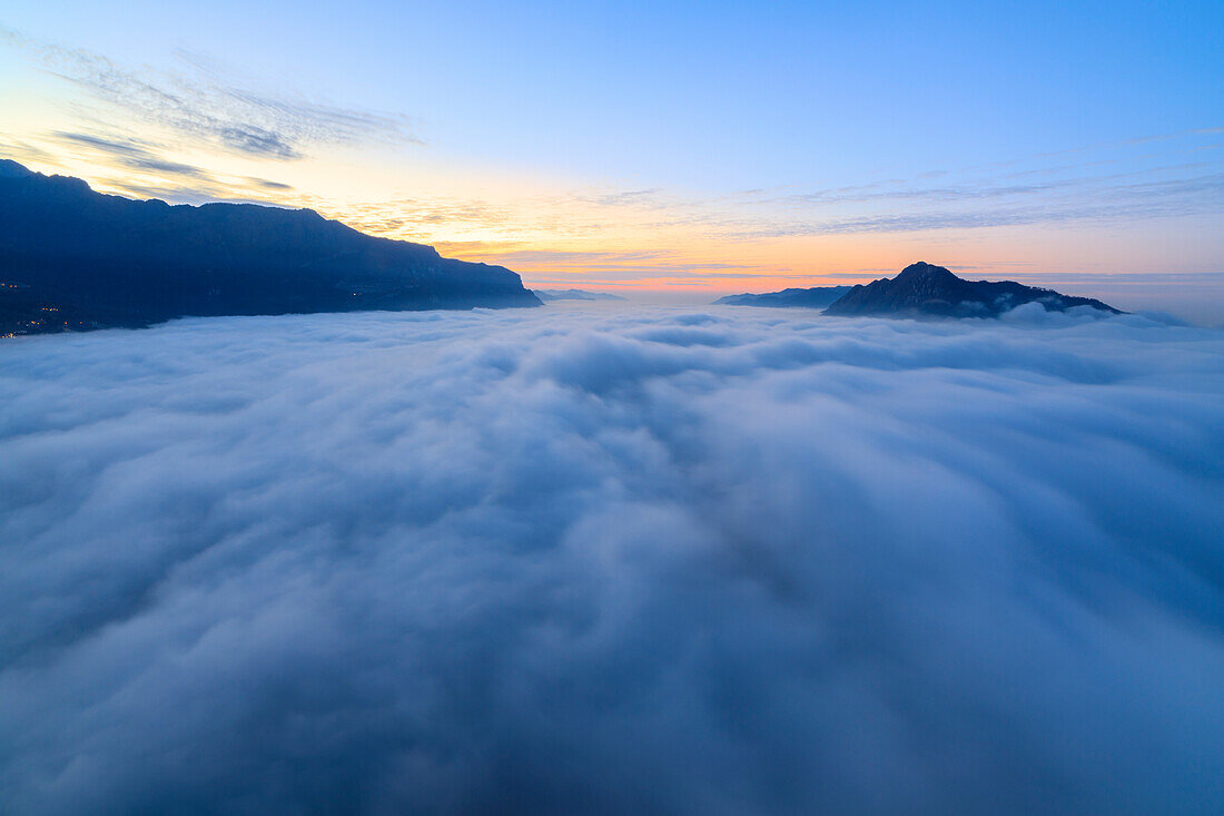 Nebel im Morgengrauen von Monte San Martino gesehen Provinz Lecco Lombardei Italien Europa