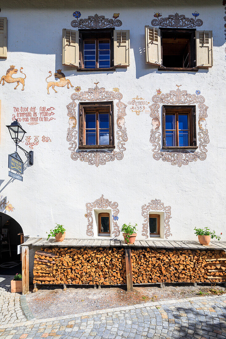 Dekoriertes, typisches Alpenhaus mit Brennholzcharakter Guarda Kanton Graubünden Innkreis Unterengadin Schweiz Europa