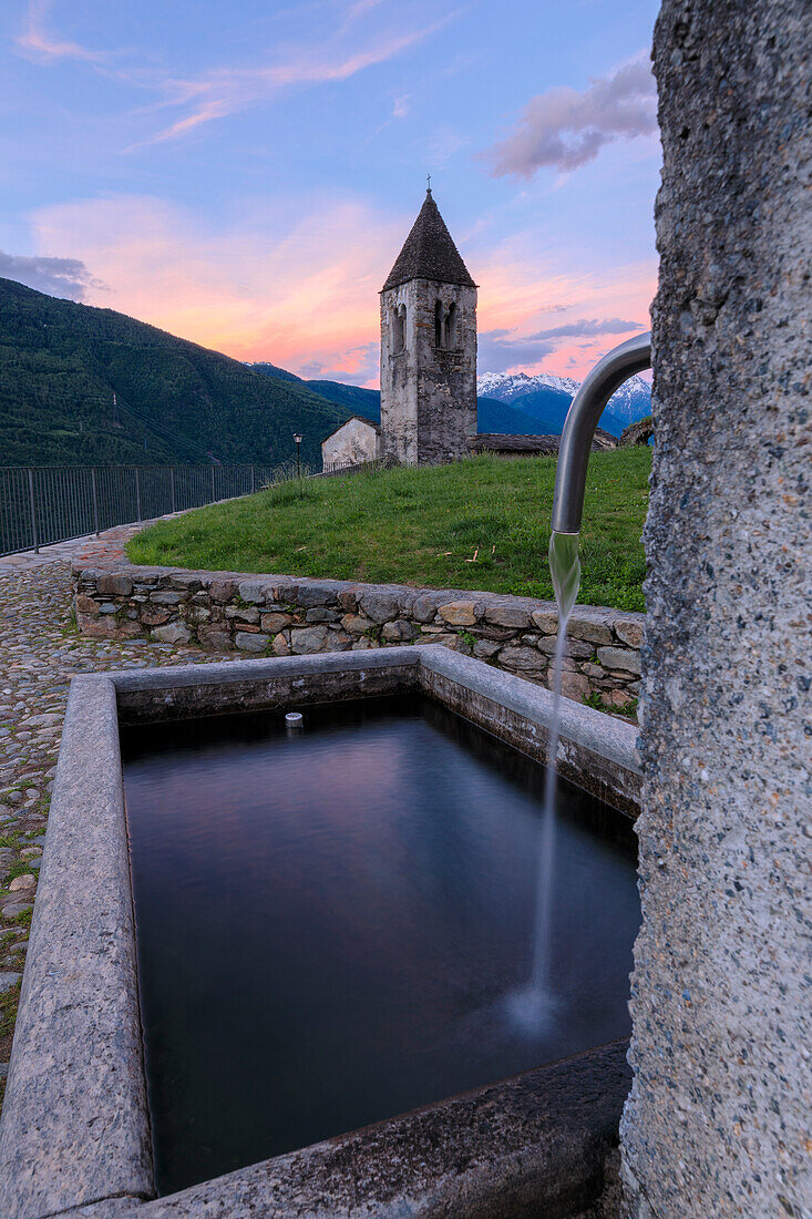 Steinbrunnen neben dem Glockenturm, Xenodochio von Santa Perpetua, Tirano, Provinz Sondrio, Valtellina Lombardei, Italien, Europa