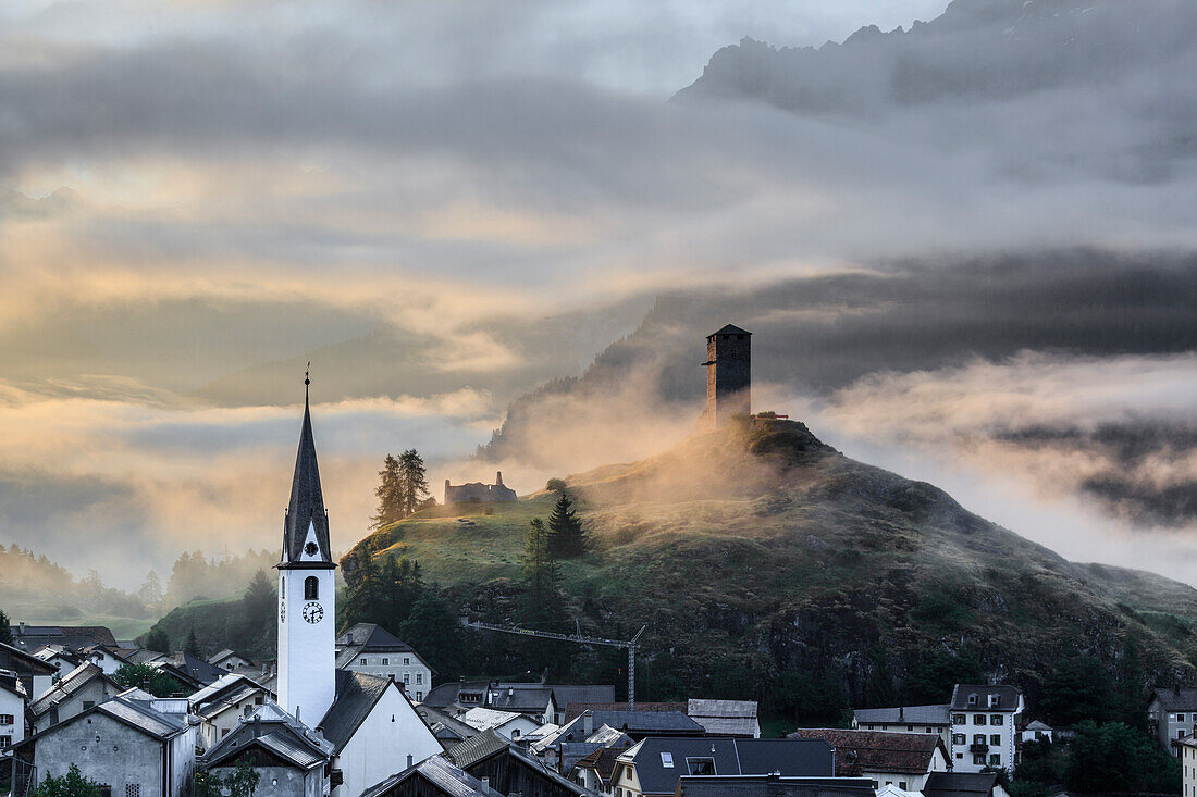 Nebliger Himmel im Alpendorf Ardez bei Sonnenaufgang, Kanton Graubünden, Bezirk Inn, Unterengadin, Schweiz, Europa