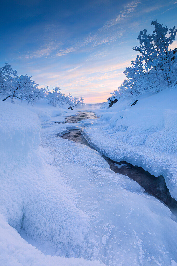 Sonnenaufgang am gefrorenen Fluss, Abisko, Gemeinde Kiruna, Norrbottens län, Lappland, Schweden