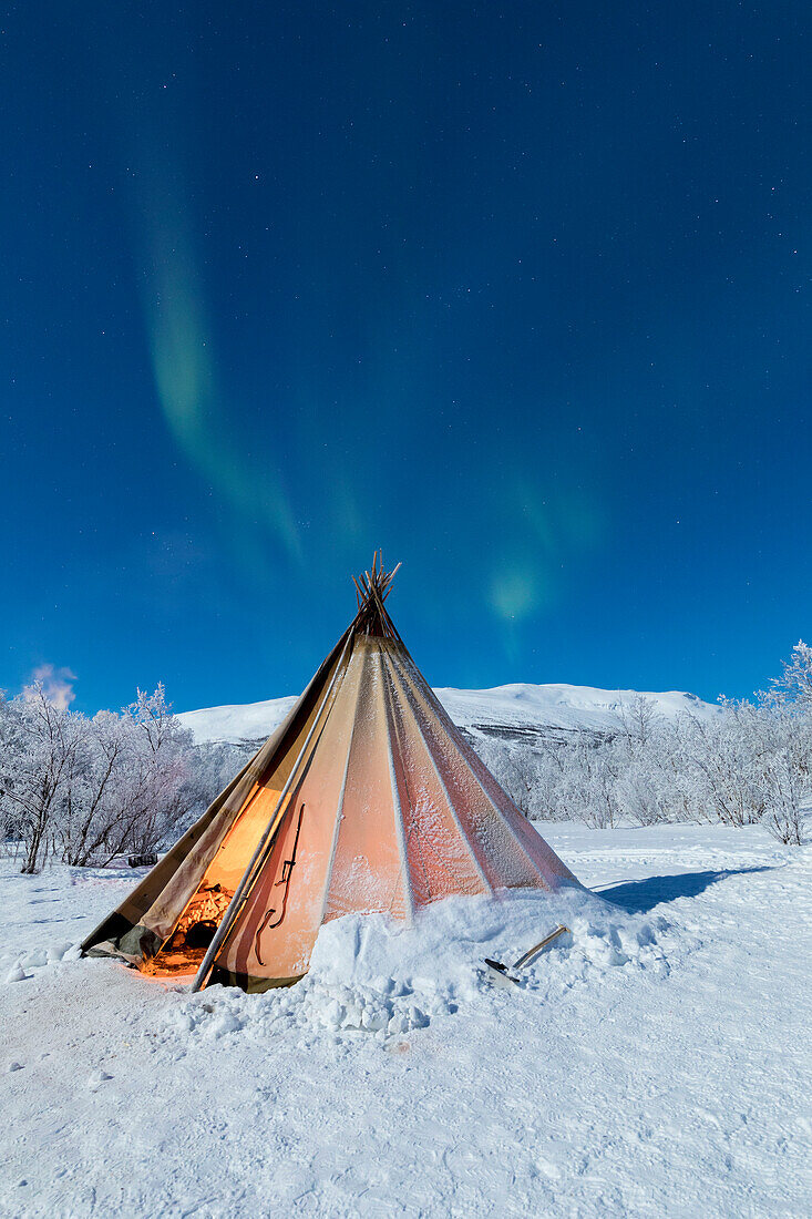 Isolierte Sami Zelt im Schnee unter Nordlichtern, Abisko, Gemeinde Kiruna, Norrbottens län, Lappland, Schweden