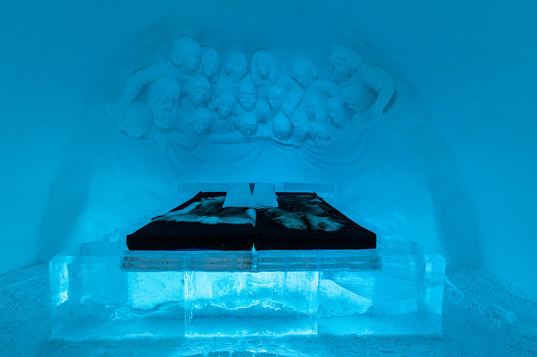 Beleuchtetes Doppelbett und Skulpturen, Ice Hotel, Jukkasjärvi, Kiruna, Norrbotten, Lappland, Schweden