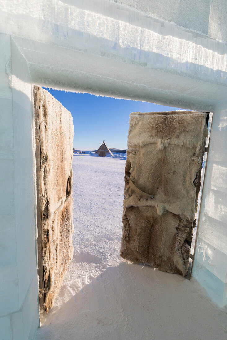 Sami Zelt im Schnee gesehen von den offenen Türen eines Raumes, Ice Hotel, Jukkasjarvi, Kiruna, Norrbotten County, Lappland, Schweden