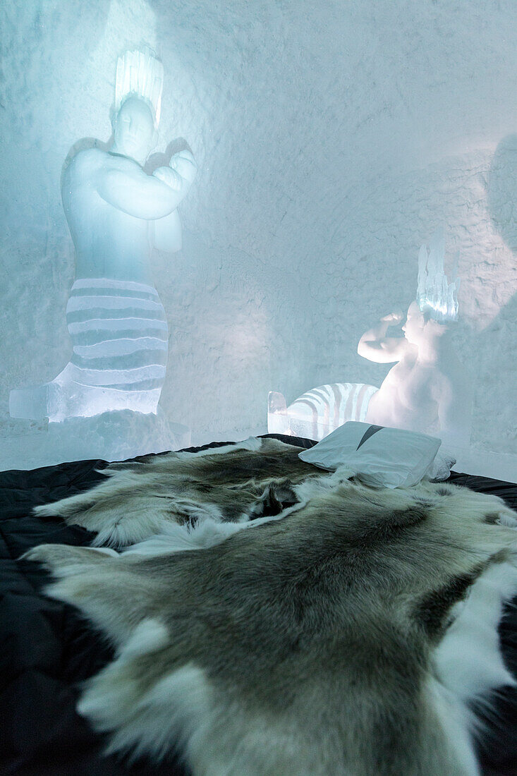 Doppelbett und Skulpturen, Ice Hotel, Jukkasjarvi, Norrbotten, Lappland, Schweden