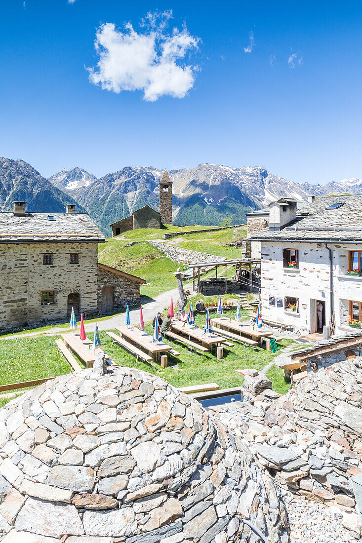 Berg-Retreat und alte Steinhöhlen namens Crotto, San Romerio Alp, Brusio, Kanton Graubünden, Poschiavo Tal, Schweiz