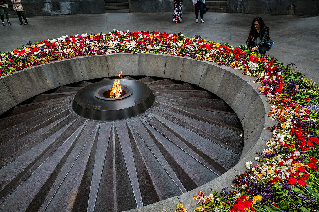 Ewige Flamme im Tsitsernakaberd-Denkmal des armenischen Genozids, Eriwan, Armenien, Caucaus, Eurasien