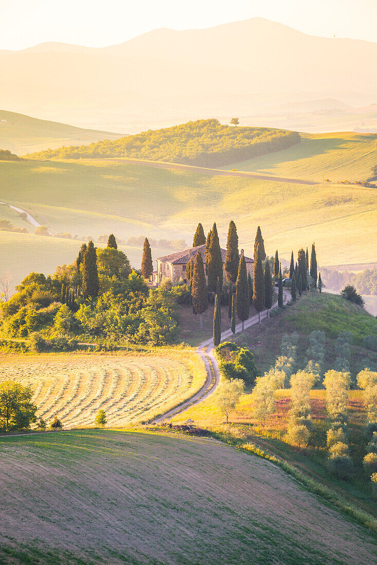 Podere Belvedere, das berühmte italienische Bauernhaus, bei Sonnenaufgang, Val d'Orcia, Provinz Siena, Toskana, Italien