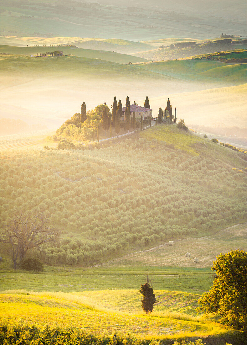 Podere Belvedere, das berühmte italienische Bauernhaus, bei Sonnenaufgang, Val d'Orcia, Provinz Siena, Toskana, Italien