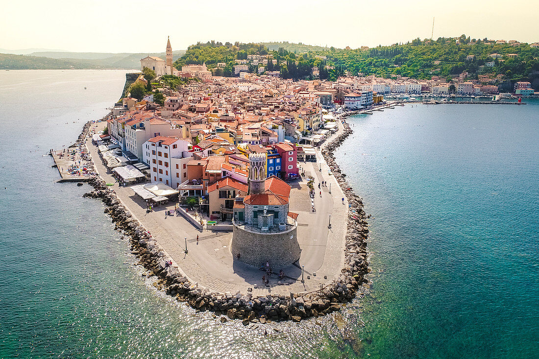 Piran, Slowenisch Istria, Slowenien, Luftaufnahme der Stadt umgeben vom Mittelmeer