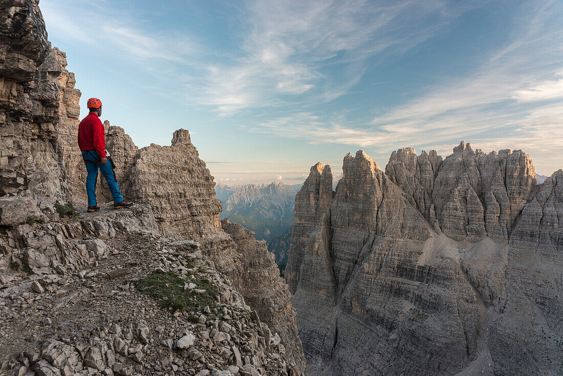 'Sexten, Dolomiten, Südtirol, Provinz Bozen, Italien, Bergsteiger auf dem Via Ferrata ''Pfad des Friedens'' auf den Berg Monte Paterno'