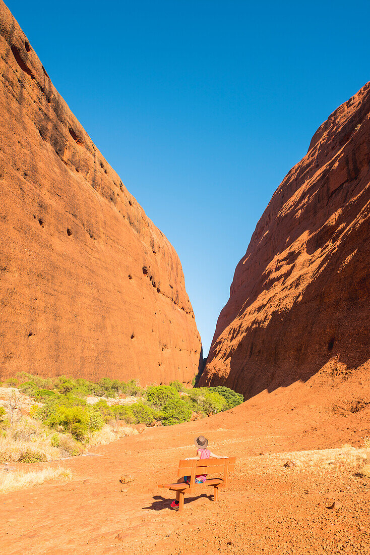 Uluru-Kata Tjuta Nationalpark, Nordterritorium, Zentralaustralien, Australien, Tourist, der in den Walpa Schlucht-Weg in Kata Tjuta (das Olgas)