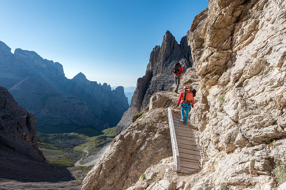 'Sesto / Sexten, province of Bolzano, Dolomites, South Tyrol, Italy, Climbers on the via ferrata ''Passaporto'' at the Mount Paterno'