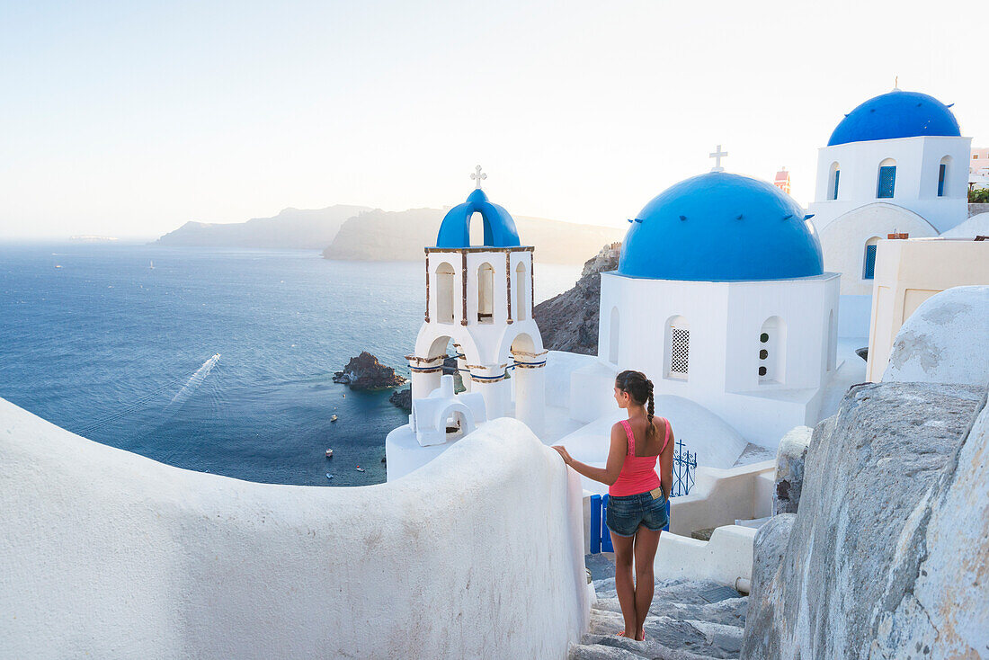 Oia, Santorini, Griechenland Mädchen bewundert das Panorama von Oia, Santorini