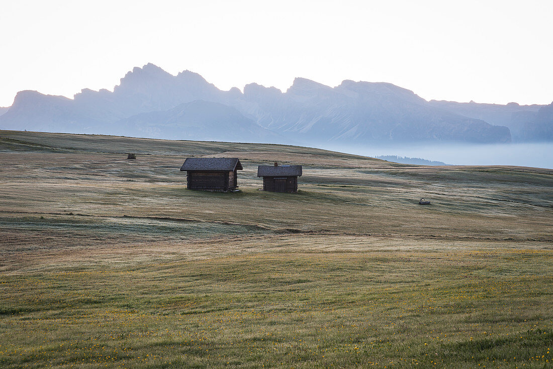 Seiser Alm, Dolomiten, Südtirol, Italien. Sonnenaufgang auf der Seiser Alm