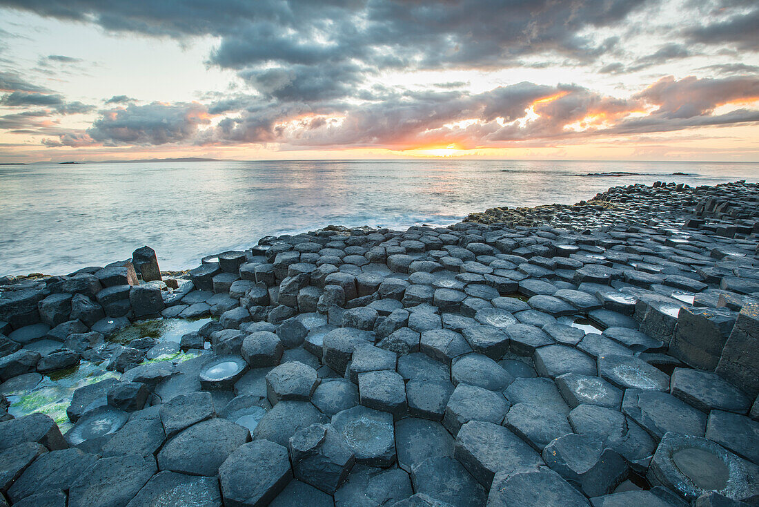 Nordirland, Grafschaft antrim, Giants Damm bei Sonnenuntergang