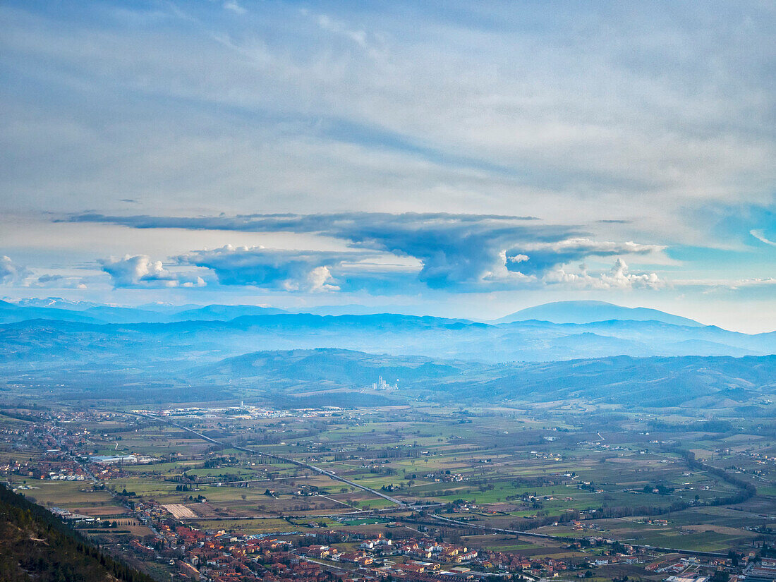 Italy, Umbria, Gubbio, The town and Subasio mountain in Winter