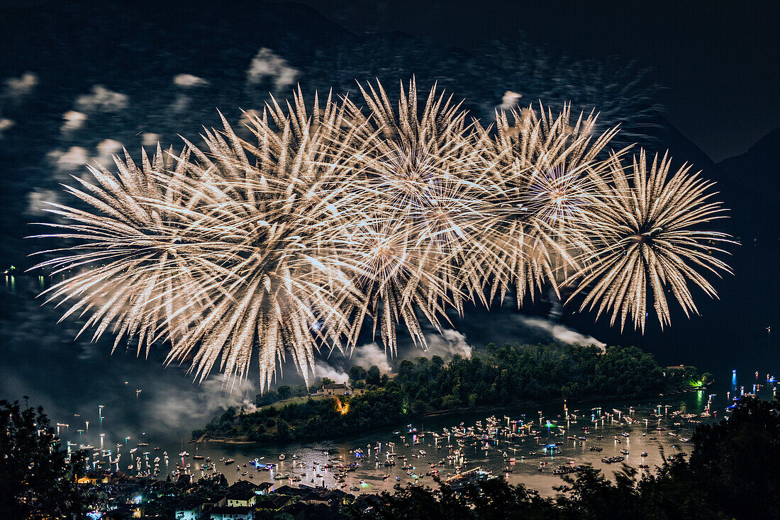 Feuerwerk während San Giovanni Festival auf der Isola Comacina, Sala Comacina, Como Provinz, Lombardia, Italien, Europa