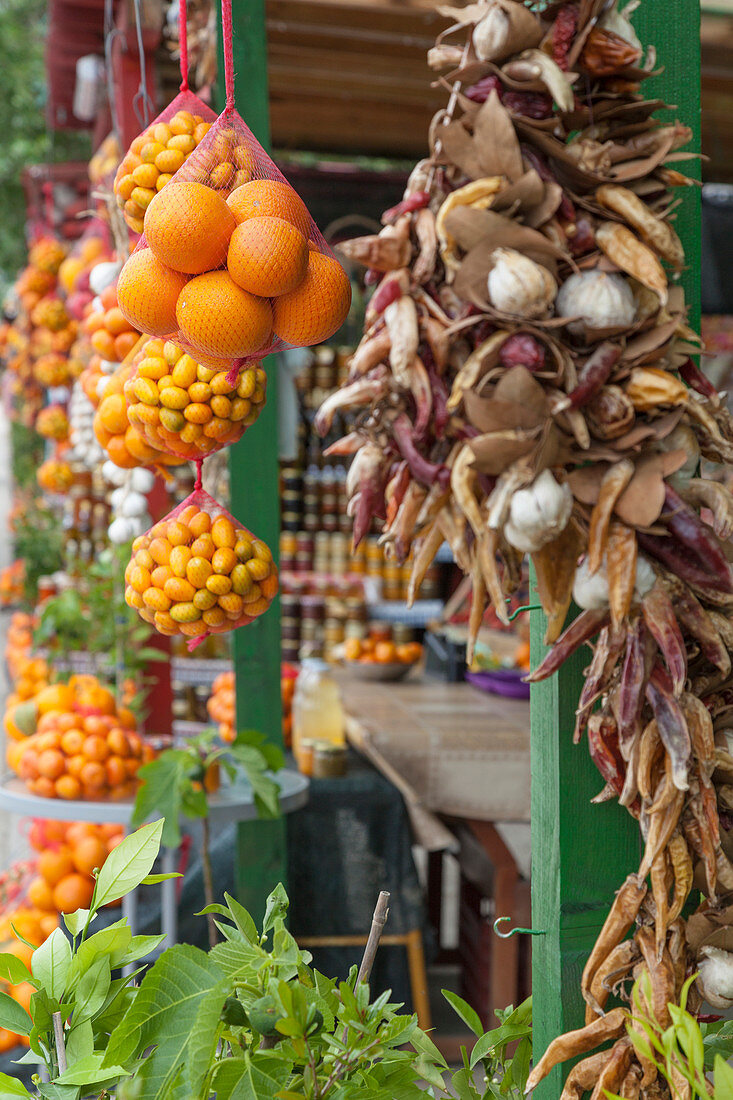 Zitrusfrüchte und andere lokale Produkte zum Verkauf in einem Obst- und Gemüsestand am Straßenrand in der Nähe von Komin, Kroatien
