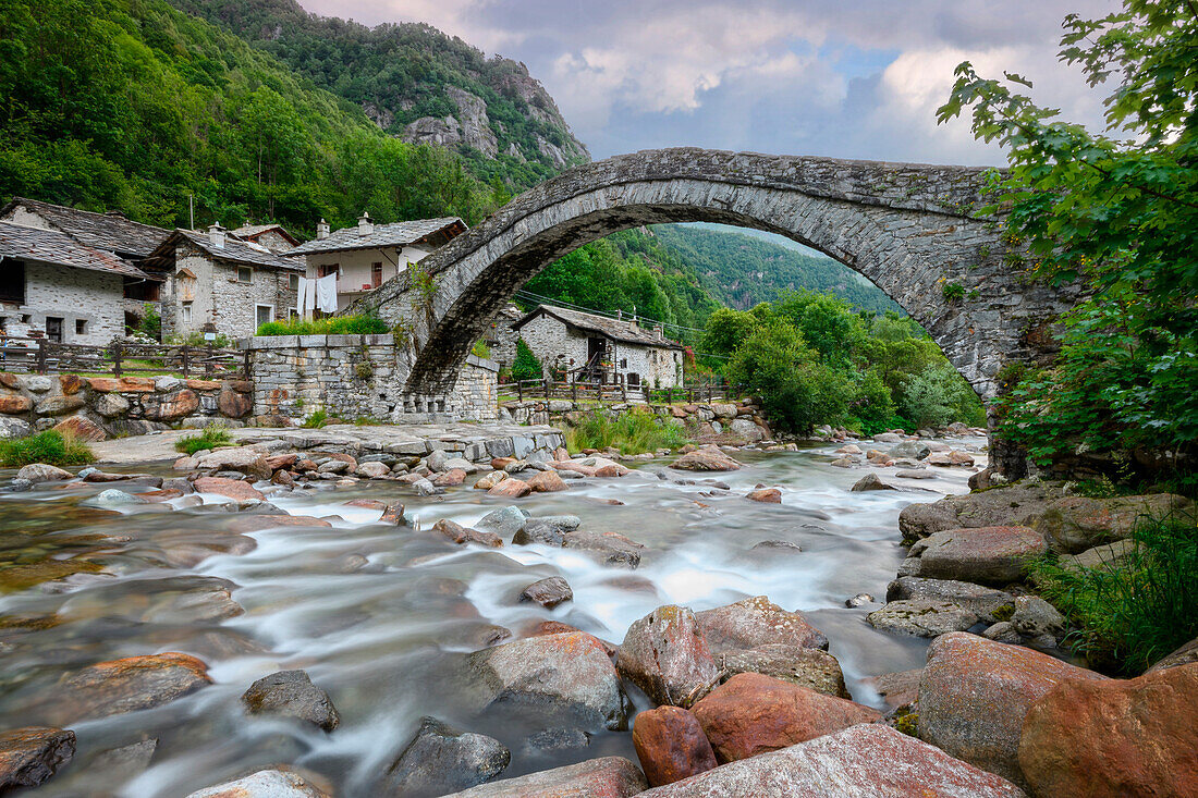 Seideffekt Wasserfall und alte (Stein, romanische) Brücke, Fondo, Valchiusella, Piemont, Italien