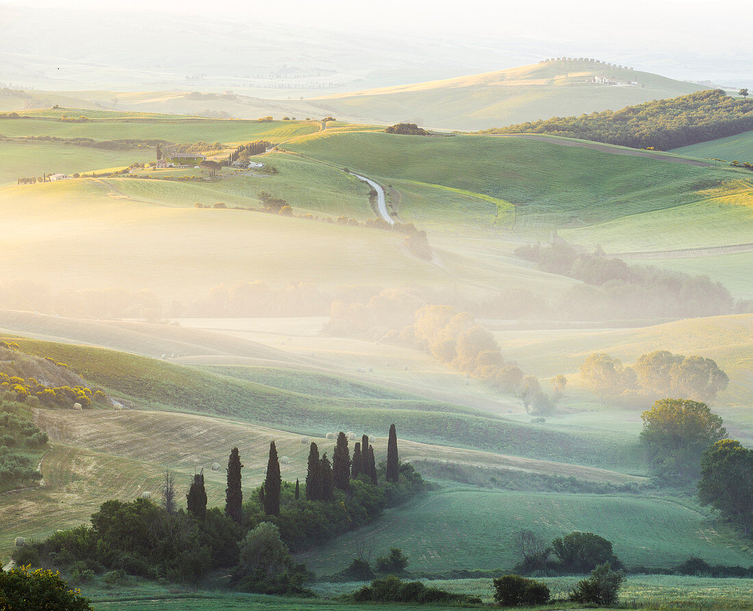 Podere Belvedere, das berühmte italienische Bauernhaus, während des Sonnenaufgangs. Val d'Orcia, Provinz Siena, Toskana, Italien