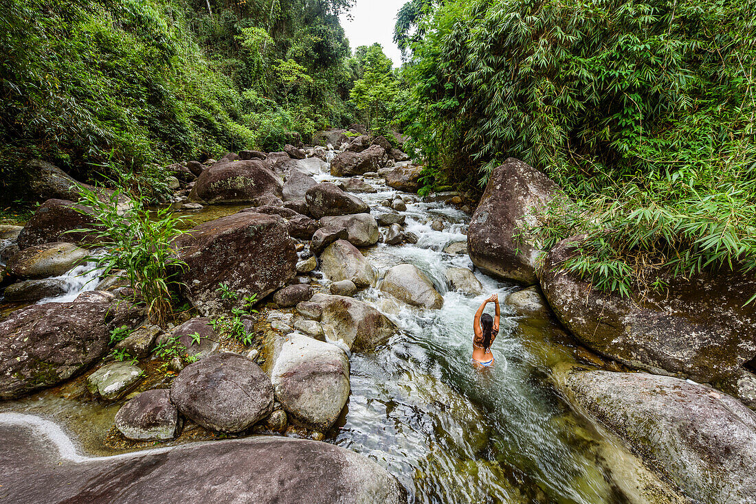 Frau im Fluss Santo Antonio, Serrinha tun Alambari, Rio de Janeiro, Brasilien