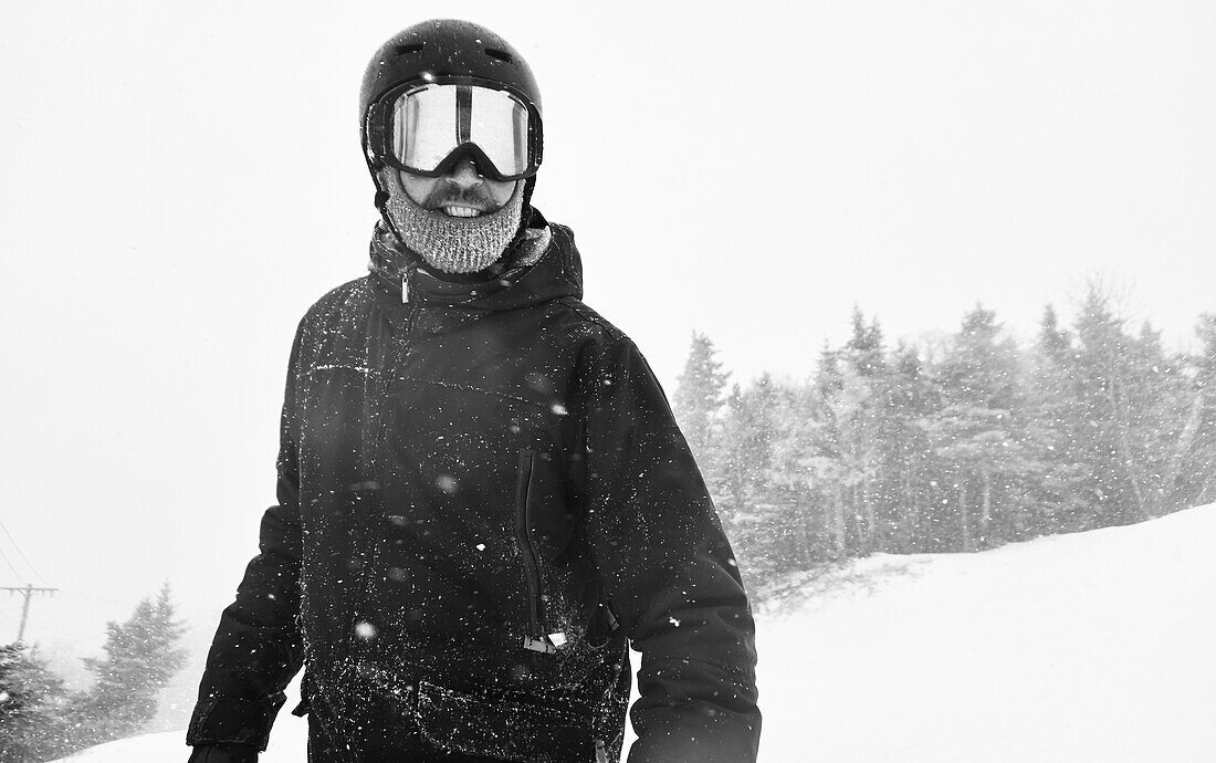 Schwarz-Weiß-Porträt eines Snowboarder.