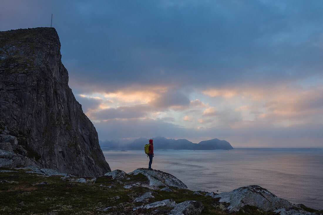 Weibliche Wanderer steht unter Møntind, Flakstadøy, Lofoten Inseln, Norwegen