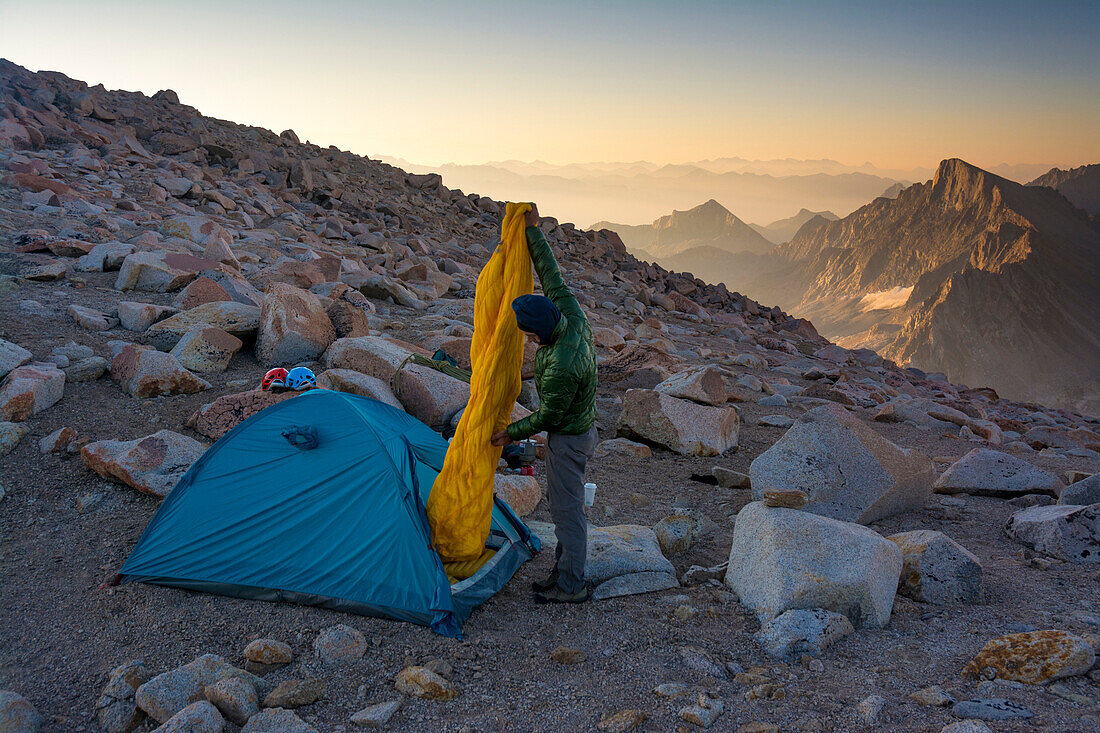 Josh Smith Camping auf Mount Fiske, Evolution Traverse, John Muir Wildnis, Kings Canyon Nationalpark, Bishop, Kalifornien.