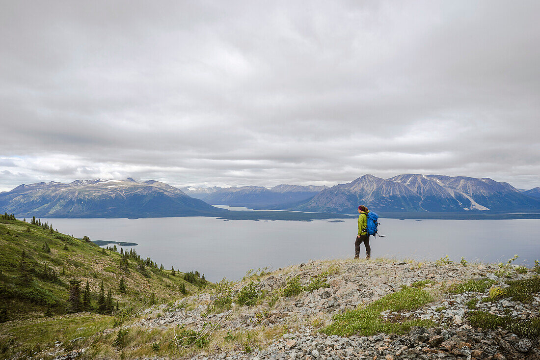 Weibliche Wanderer auf Monarch Mountain mit Blick auf Atlin Lake in Richtung der Grenze Mountain Ranges British Columbia